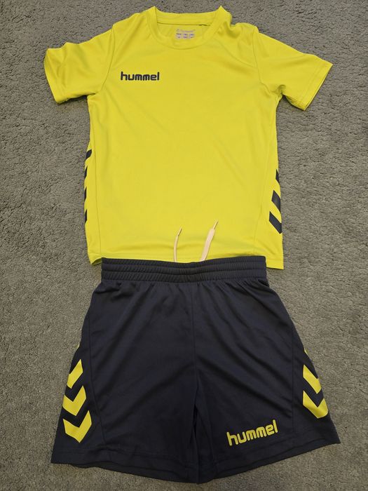 Set tricou si pantaloni scurți hummel, marimea 128 cm