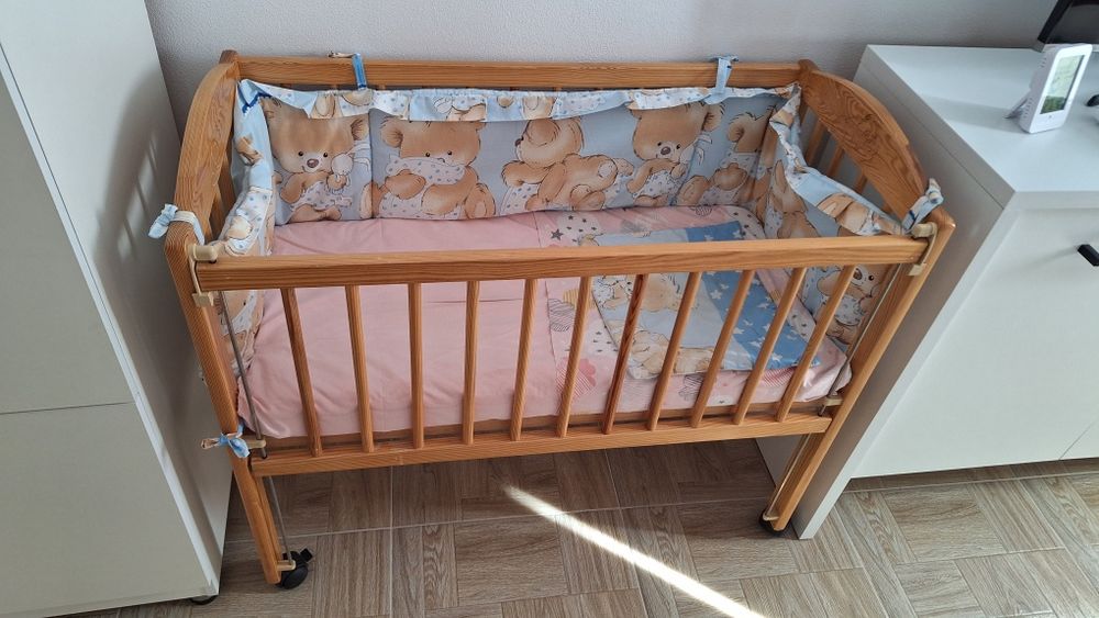 Vand pătuț bebe si masa de înfășat