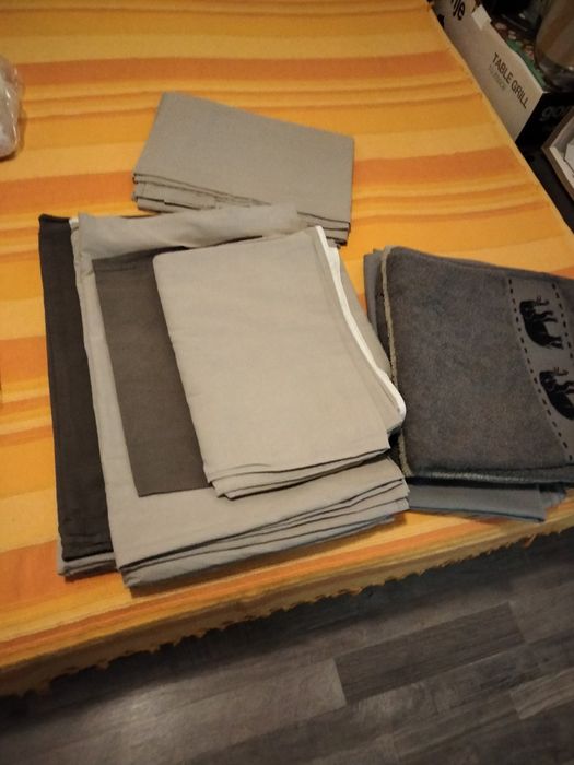 Pilota100 lei cu pernă 25 lei, lenjerie copii,cuier,scăunel puf 40 lei