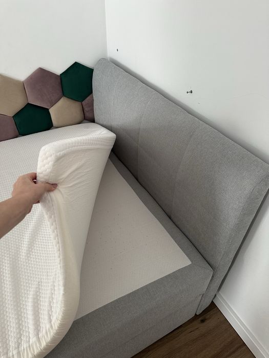 Pat gri cu spatiu de depozitare si saltea