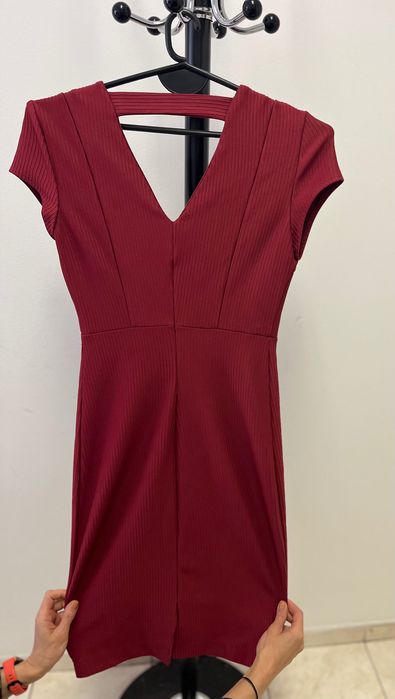 Винено червена рокля с цип