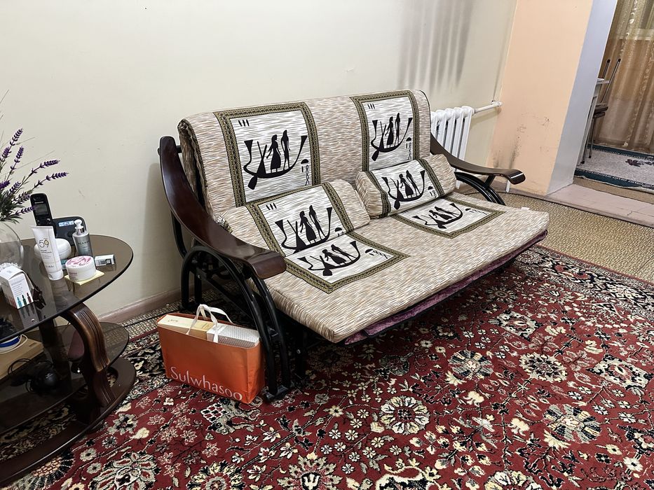 Продам двухспальный раскладной диван.