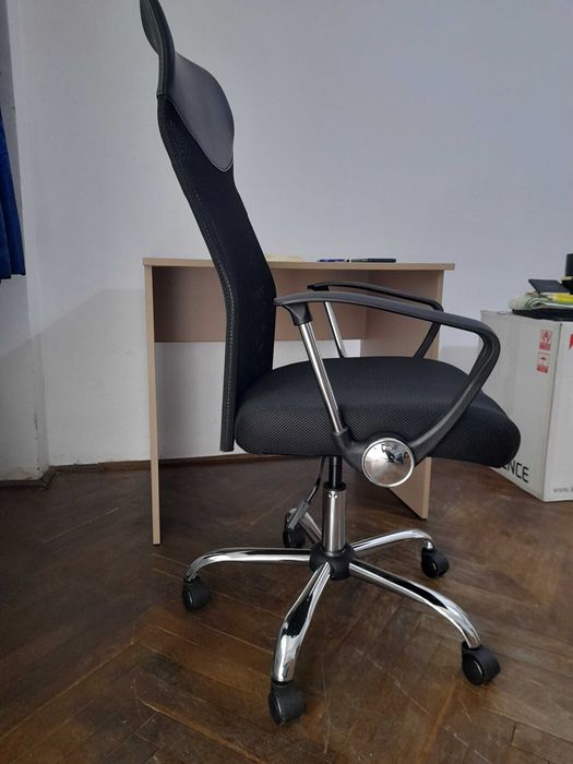 Scaun de birou ergonomic JYSK, mesh negru, cadru cromat, ca NOU  -  280 Lei