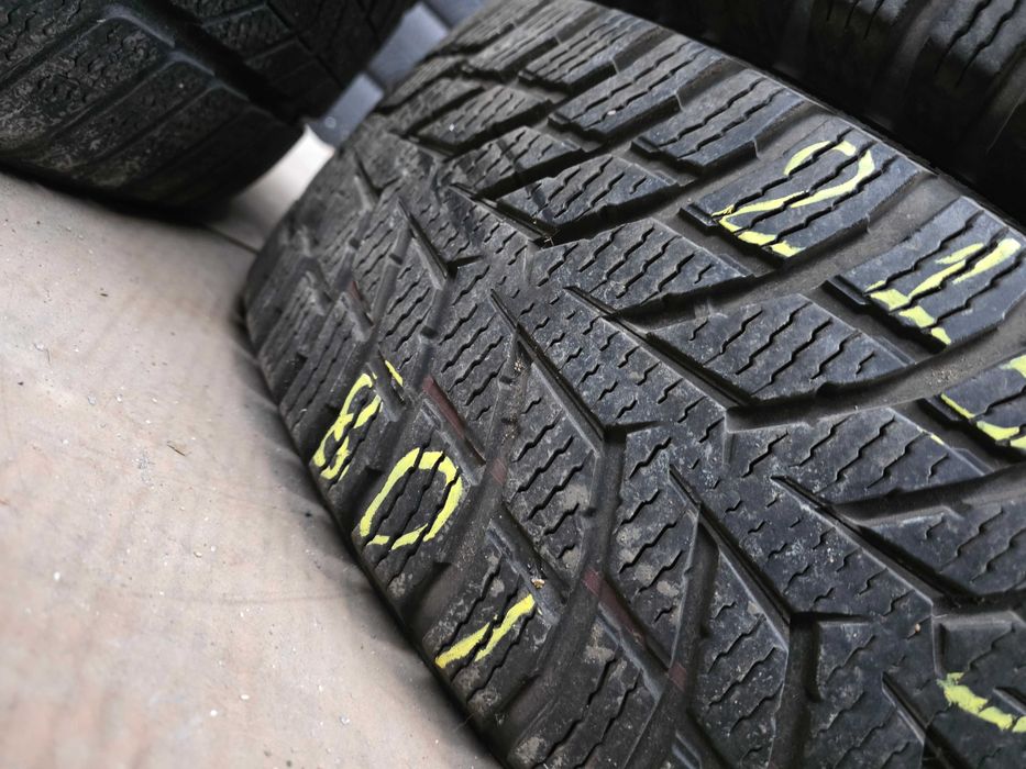 2бр Зимни гуми 215 65 15 С - Nokian