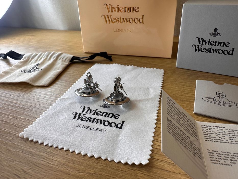 Cercei Vivienne Westwood ”world’s end orb”, bilă alba + argintiu mici