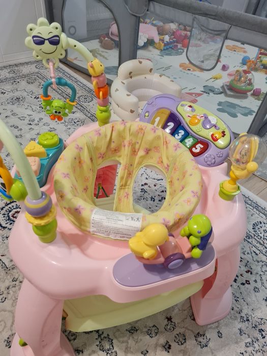 Centru de activități pentru bebeluși cu trambulina și jucării