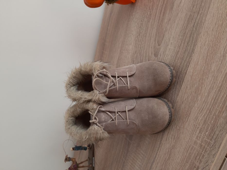 Обувки от естествен набук