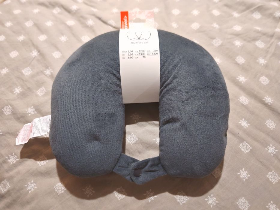 Нова сива кадифена възглавница за врат за пътуване
