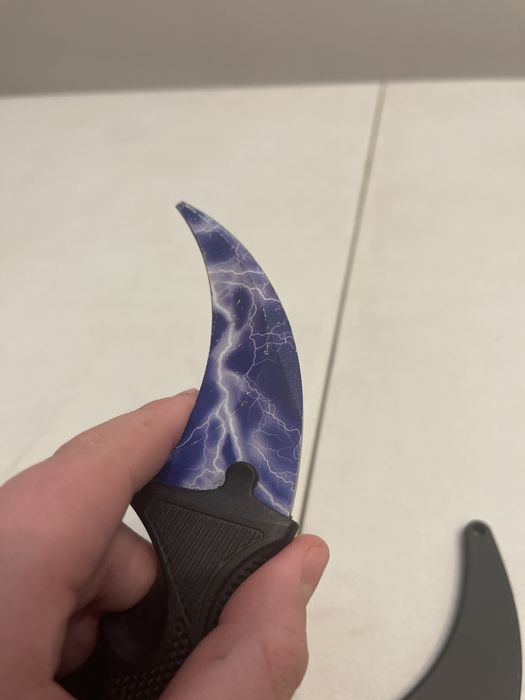 Karambit cu fulgere nu are tais