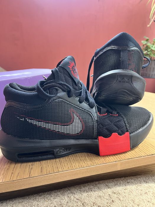 Nike Lebron Witness VIII