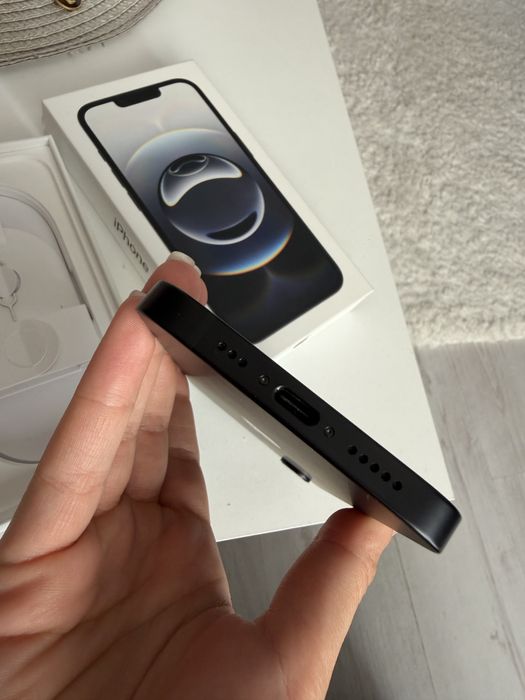 iPhone 16 e чисто нов