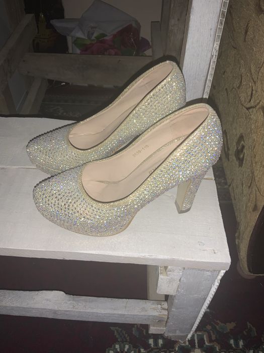 Туфли чорный новый 39 размер, белое с камошкой 39 размер бу состояние