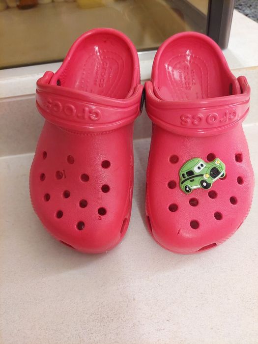Vând o pereche de papuci Crocs C9