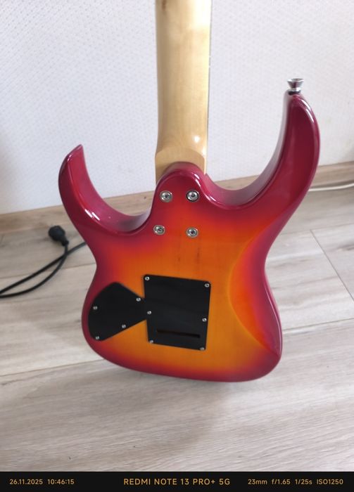 Электрогитара с кабелем