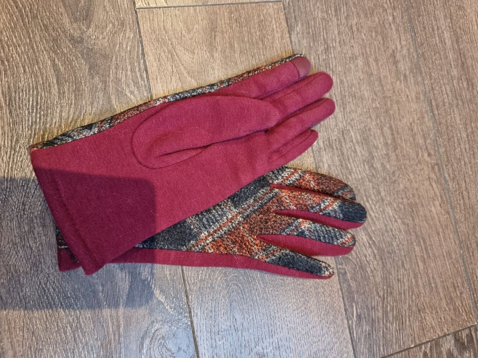 Дамски ръкавици в червен цвят с мотиви