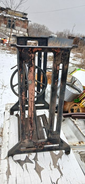 Продам Станине От Швейной Машинки.