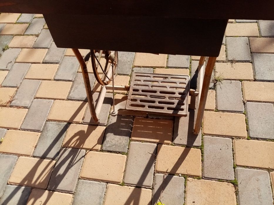 Mașina de cusut veche pentru colectionari