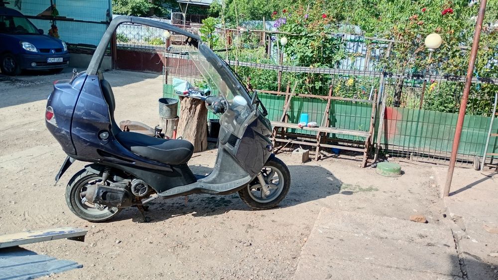 Vând motoreta benelli