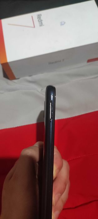 Redmi 7 sotiladi srochna 1 qol 32 pamet.3 operativka