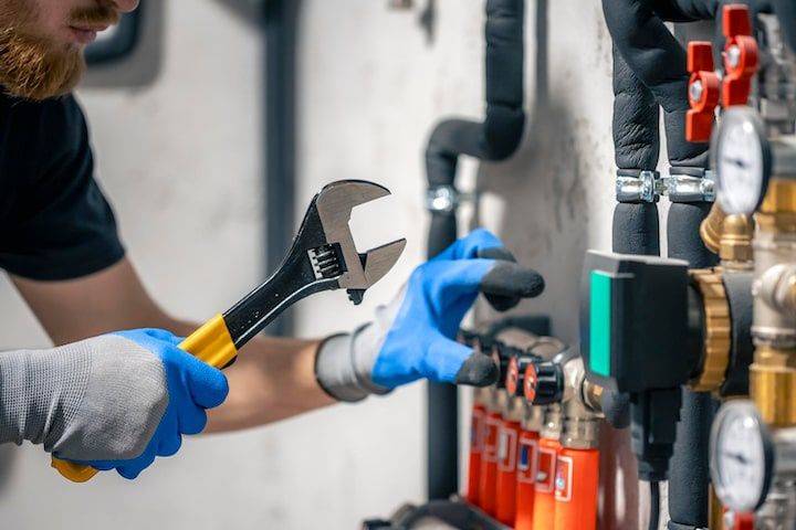 Опытный мастер-сантехники