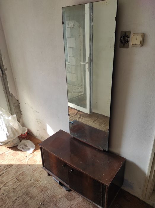 Vand mobila veche,masuta,comoda,dulap,sifonier,lada,masute,lazi,