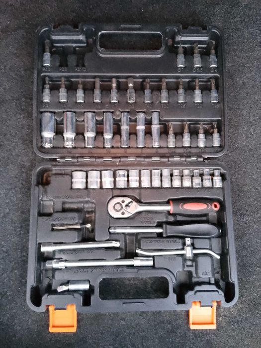 набор инструментов и ключей.