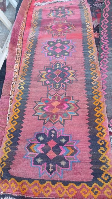 Колдан тигилген килем