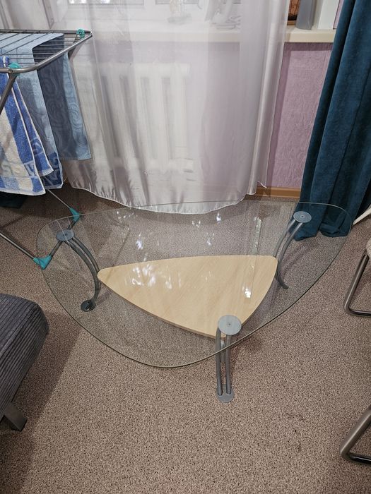 Стол стеклянный .