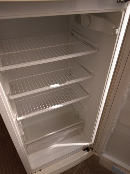 Vând frigider cu congelator arctic