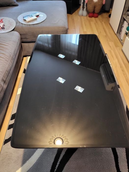 Хола стъклена маса