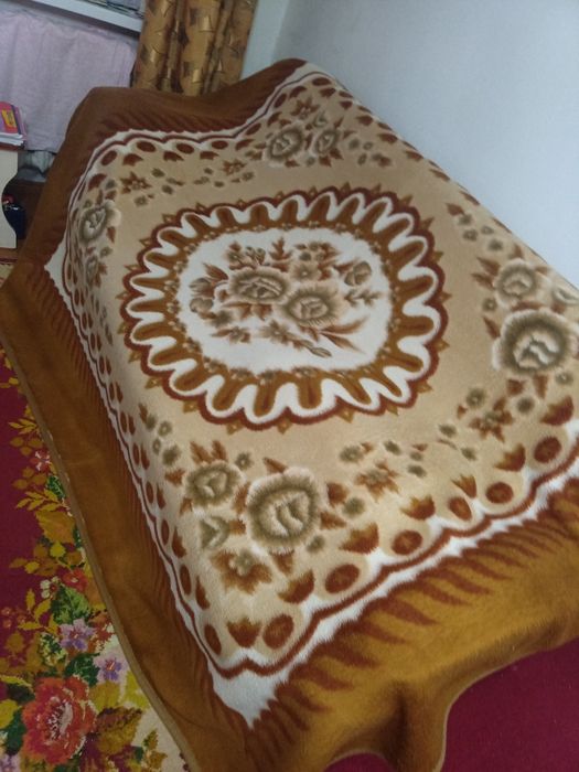 Продам два больших пледа и одеяло советское