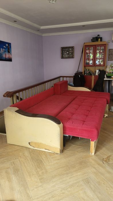 Отдам даром — шкаф-витрина + диван-кровать