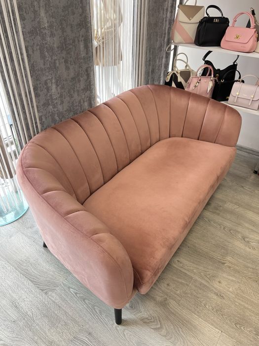 Диван в цвят пудра