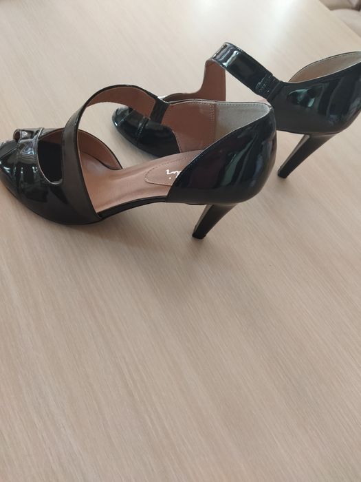 Продавам чисто нови дамски черни  обувки