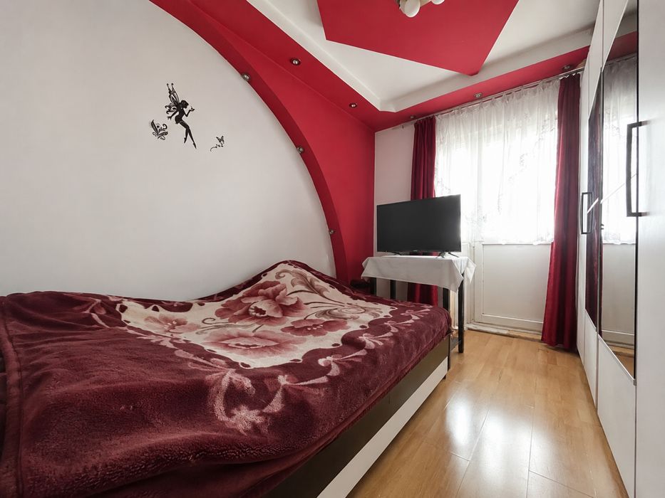 Vând apartament în Arad zona confectii 4 camere 2 băi hol mare 2 balcoane și bucatarie recent reabilitat 123mp centrala etaj 4 din 4