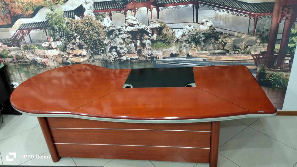 Продам стол  для руководителя , универсальный