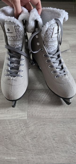 Продам женские коньки