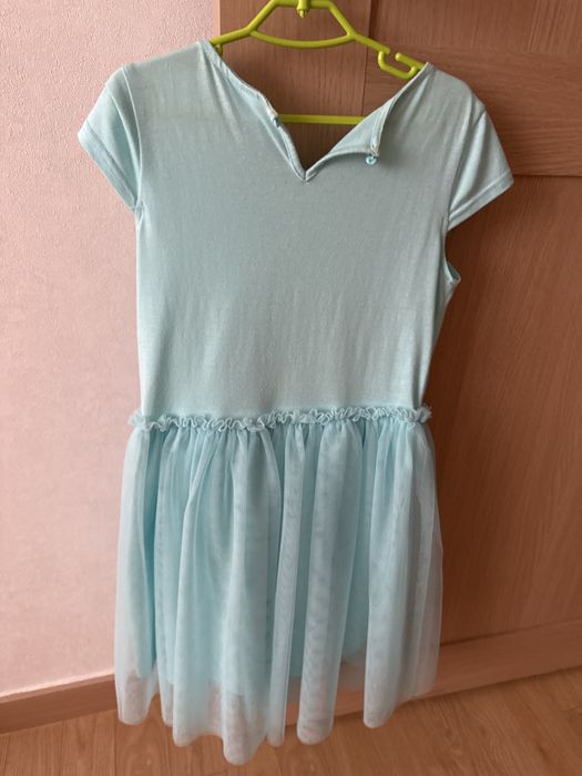 Продам 2 праздничные  платья недорого