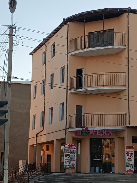 2-etajda joylashgan 85 kv 3 xonali turar joy sotiladi