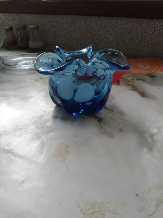 Вазы из красного и синего  стекла.