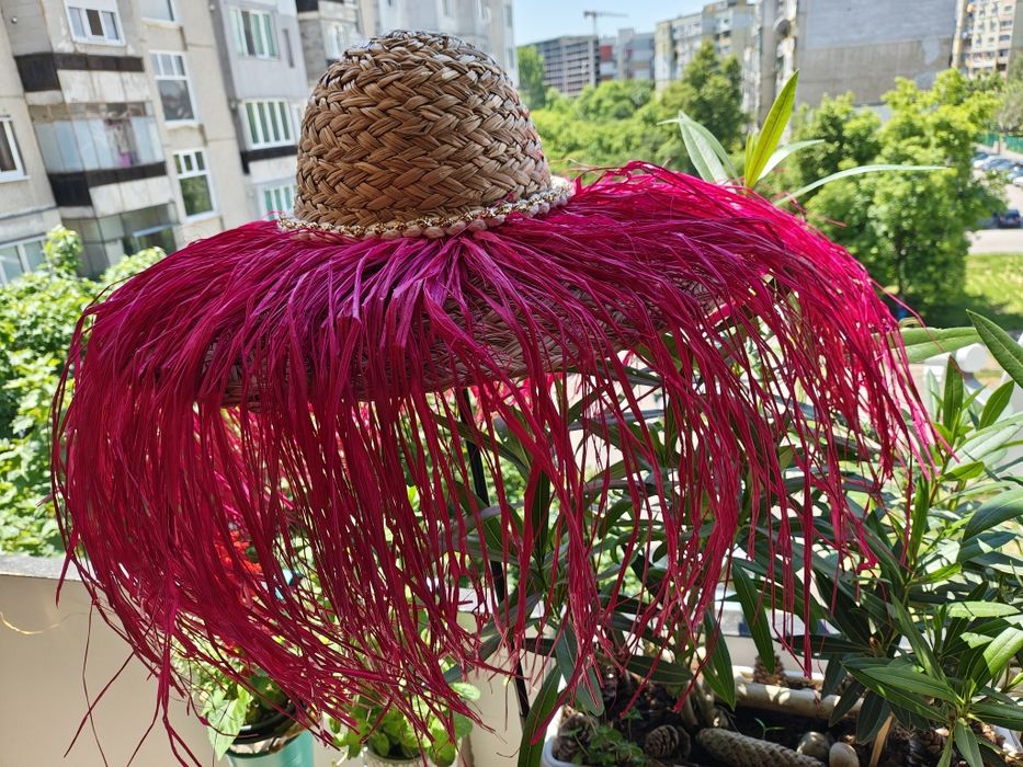 Сламена капела с ресни