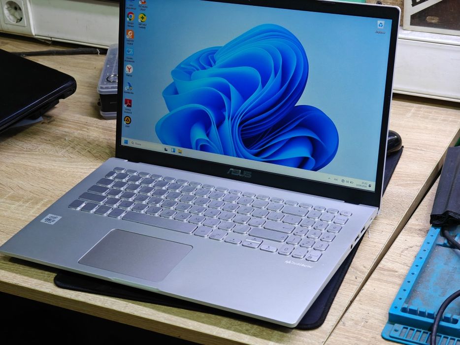 Ноутубк asus i3/8gb/ssd