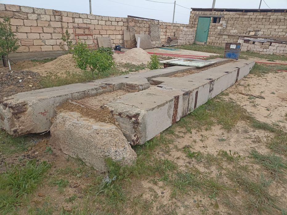 Бетонные блоки, эстакада.