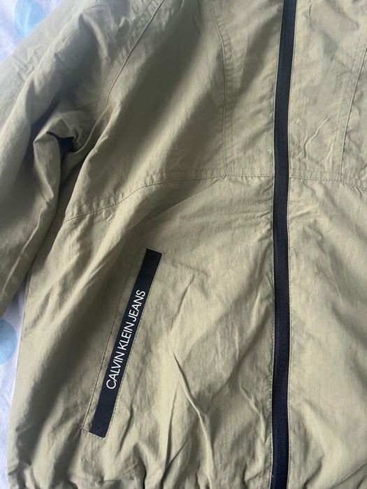 Продавам ветровка на calvin klein за дете до 12години!якето е за момче