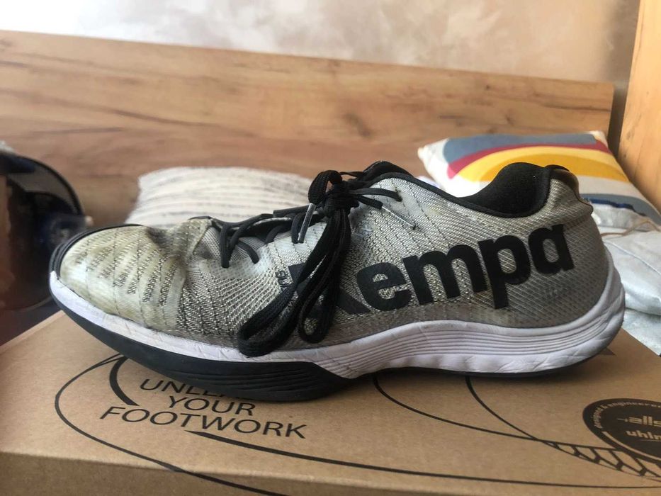 Екипировка за фехтовка на сабя, лява екипировка.