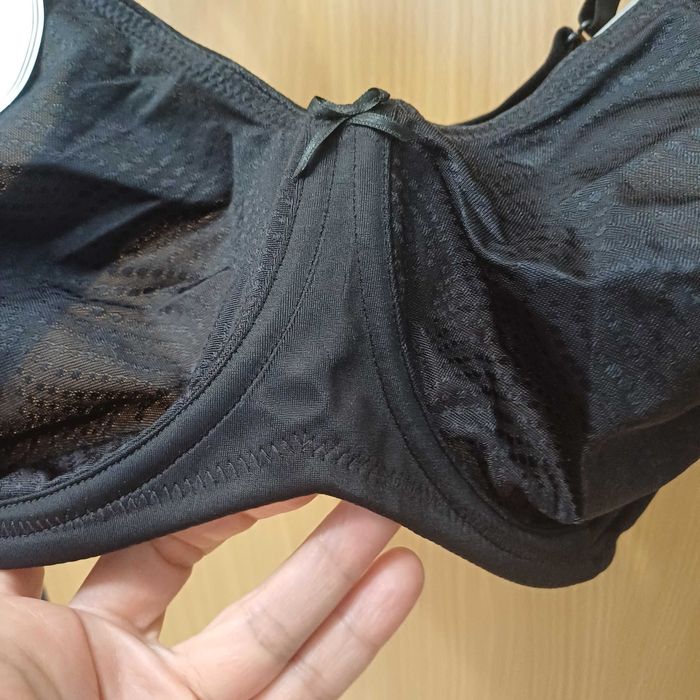 Черен сутиен Triumph  80 E нов