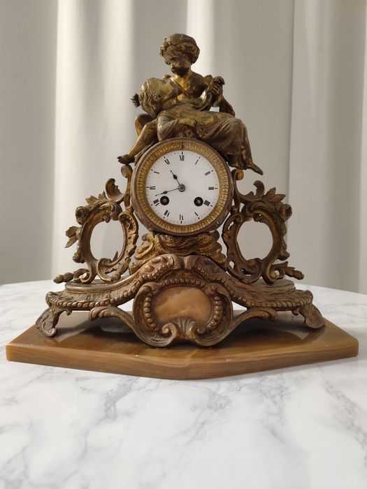 Антикварен бронзов часовник с ангели.