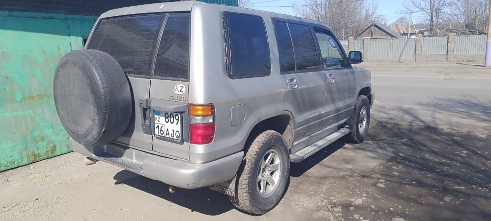 Внедорожник Isuzu Trooper