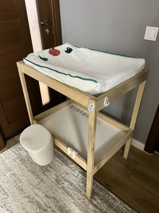 Masa de infasat bebelusi din lemn