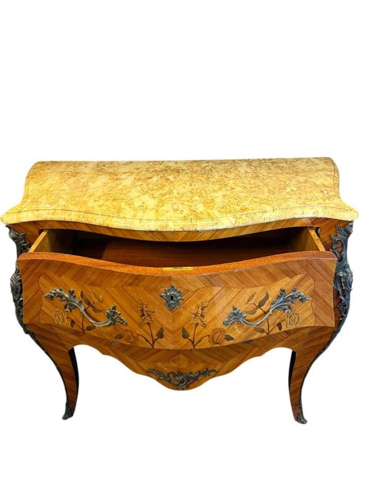 Comodă stil Louis XV din lemn cu intarsii și blat din marmura